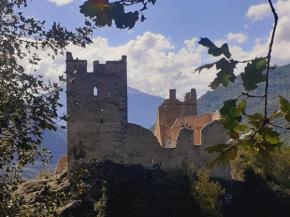 Au pied du château de Miglos
